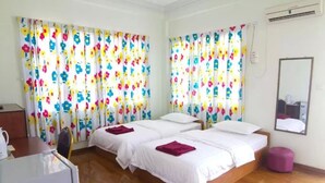 Minibar, bureau, lit de bébé (gratuit), lit d’appoint (supplément)