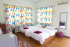 Minibar, desk, free cots/infant beds, rollaway beds - Majesty Hotel (Yangon)