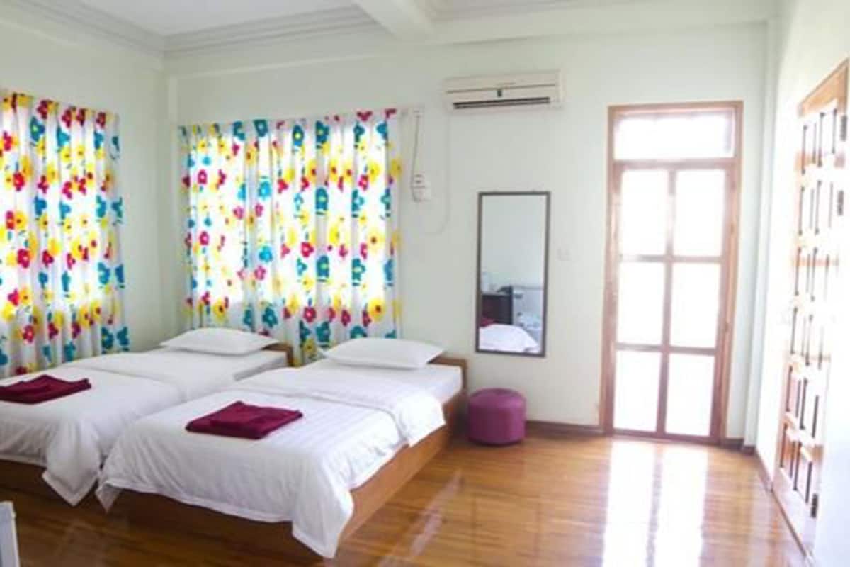 Standard Room, 1 Double or 2 Twin Beds | Minibar, desk, cribs (free), rollaway beds (surcharge)