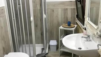 Habitación estándar doble | Baño | Ducha, artículos de higiene personal gratuitos, secador de pelo y bidé