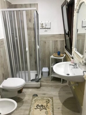 Doppia Standard | Bagno | Doccia, set di cortesia gratuito, asciugacapelli, bidet