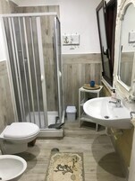 Ducha, artículos de tocador gratuitos, secador de pelo, bidet
