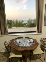 标准双人房 | 羽绒被、客房内保险箱、办公桌、熨斗/熨板