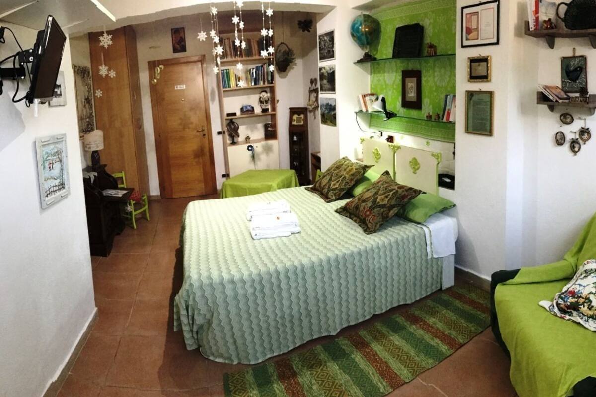 Standard Triple Room | Down comforters, in-room safe, desk, iron/ironing board (on request)