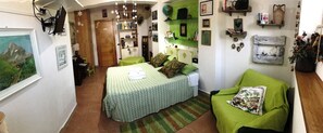 Standard-Dreibettzimmer | Daunenbettdecken, Zimmersafe, Schreibtisch, Bügeleisen/Bügelbrett