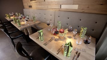 Daily cooked-to-order breakfast (EUR 12 per person)