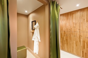 Sauna, soins corporels, enveloppements corporels, gommages corporels