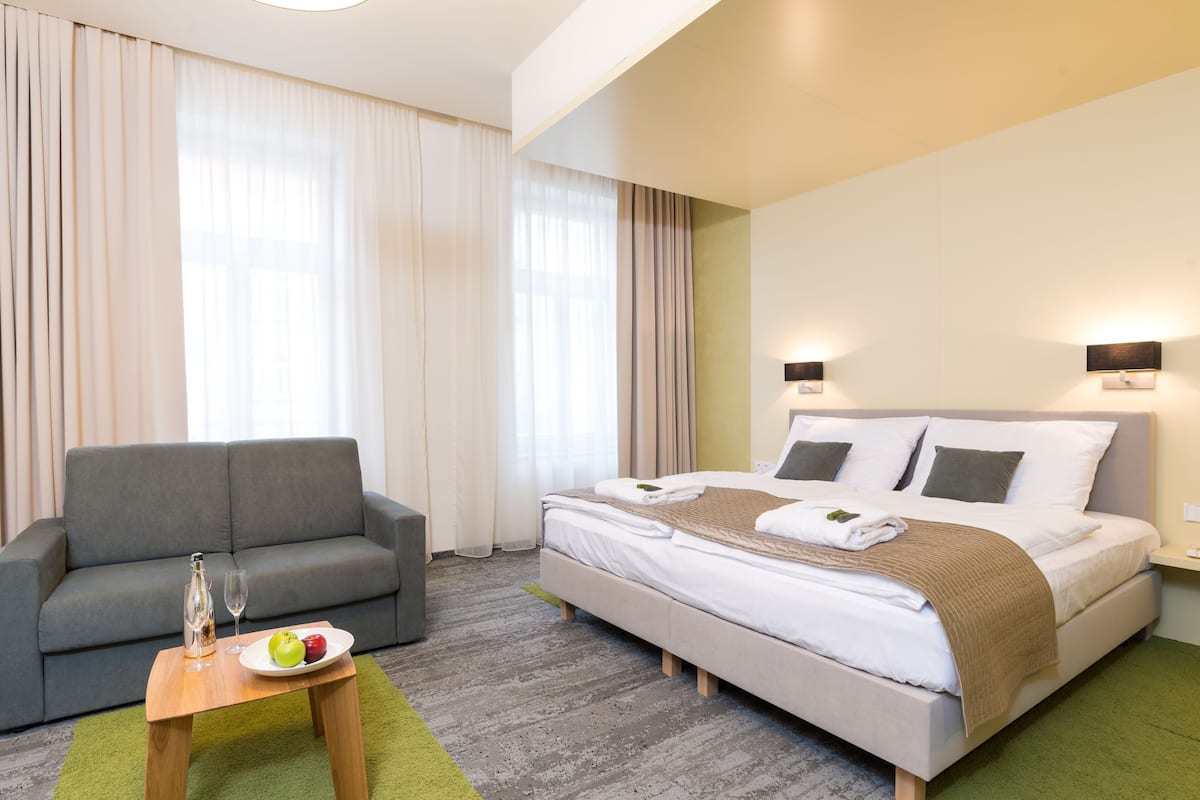 Phòng Suite Junior | Bộ đồ giường cao cấp, minibar, két bảo mật tại phòng, bàn