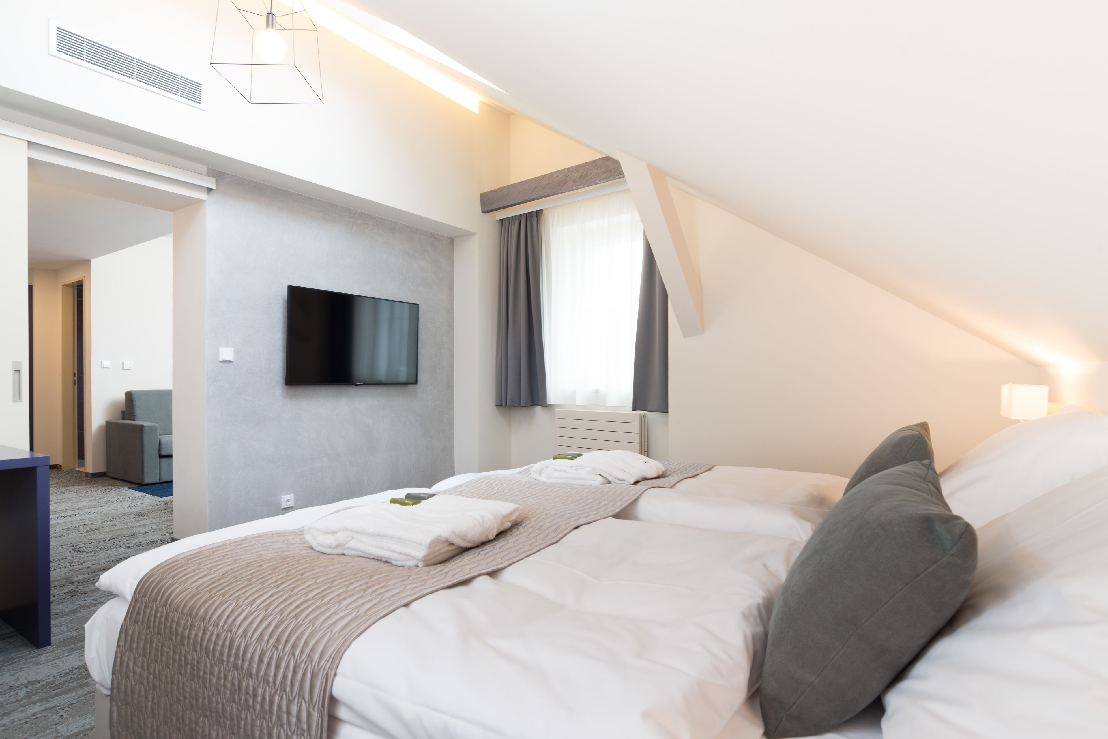 suite | premium bedding, minibar, in-room safe, desk