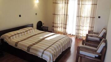 三人房, 山景 | 書桌、熨斗/熨衫板、摺床/加床 (收費)、免費 Wi-Fi