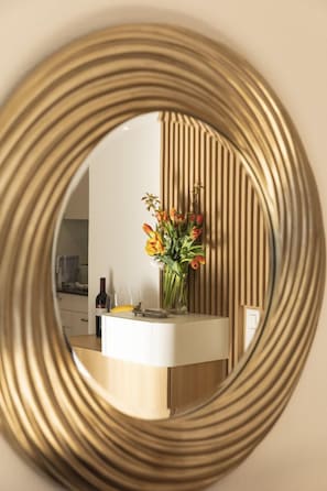 Junior-Suite, 1 Schlafzimmer, Balkon | Hochwertige Bettwaren, Zimmersafe, individuell dekoriert