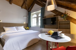 Estúdio luxo, 1 cama King, cozinha | Roupas de cama premium, cofres nos quartos, individualmente decorados