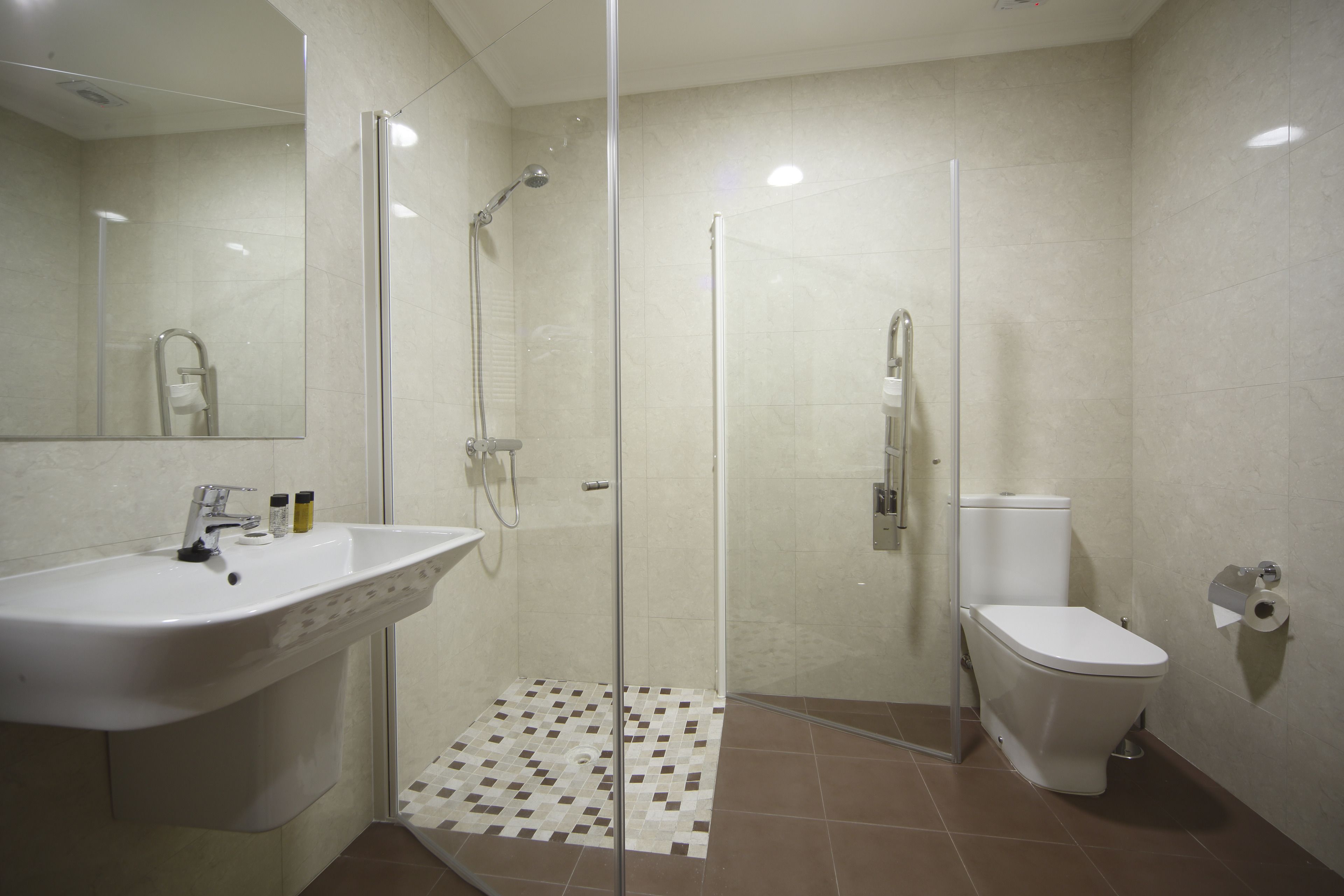 single room | bathroom | free toiletries, hair dryer, bidet, towels