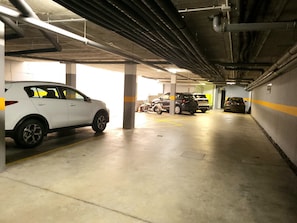 Estacionamento sem manobrista (sujeito a cobrança): EUR 12 por diária