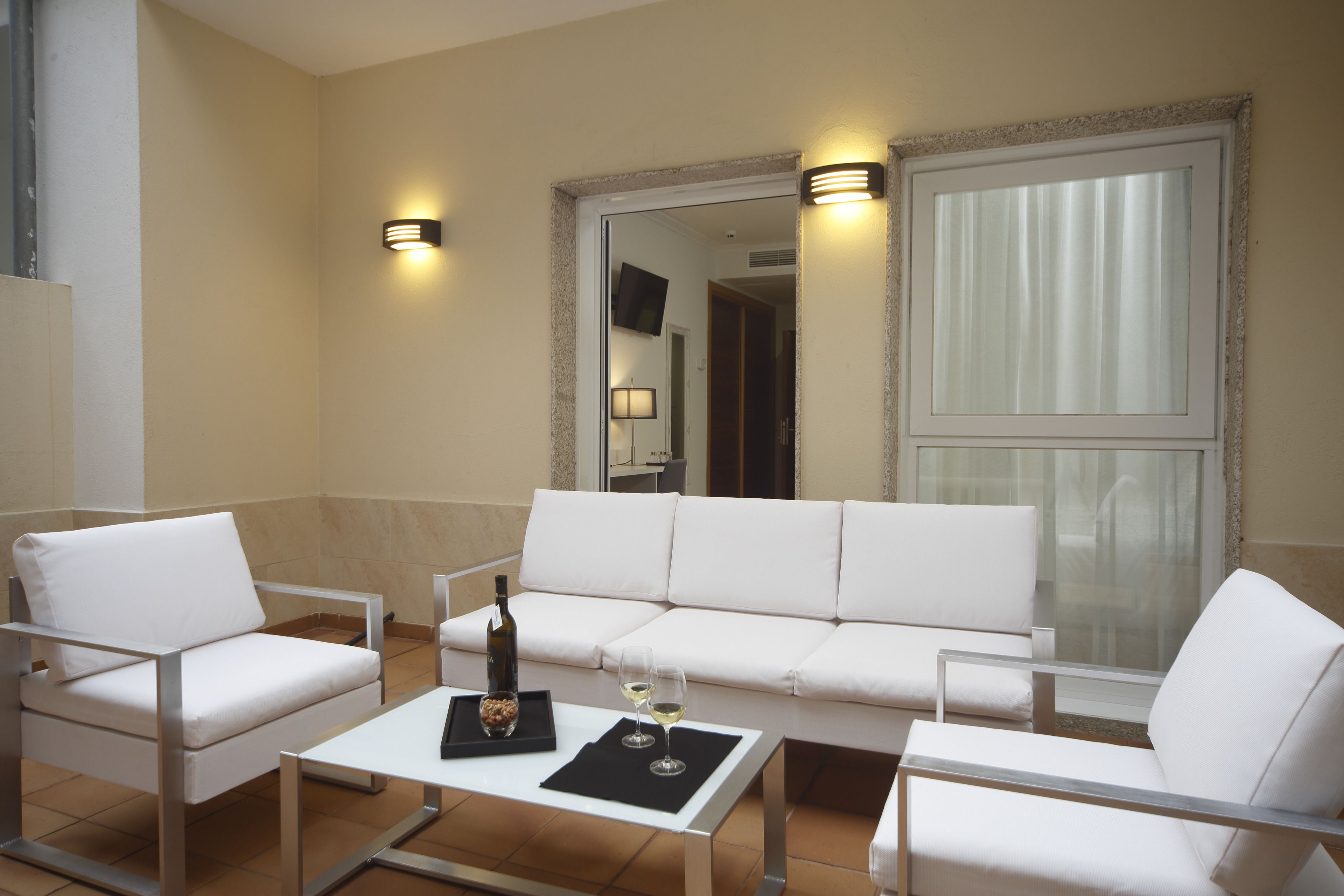 Driepersoonskamer | Woonruimte | Een lcd-televisie