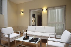 Dreibettzimmer | Wohnbereich | LCD-Fernseher