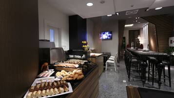 Se ofrece un desayuno bufé (9 EUR por persona)