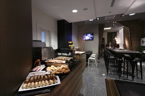 Desayuno buffet todos los días (con cargo) 