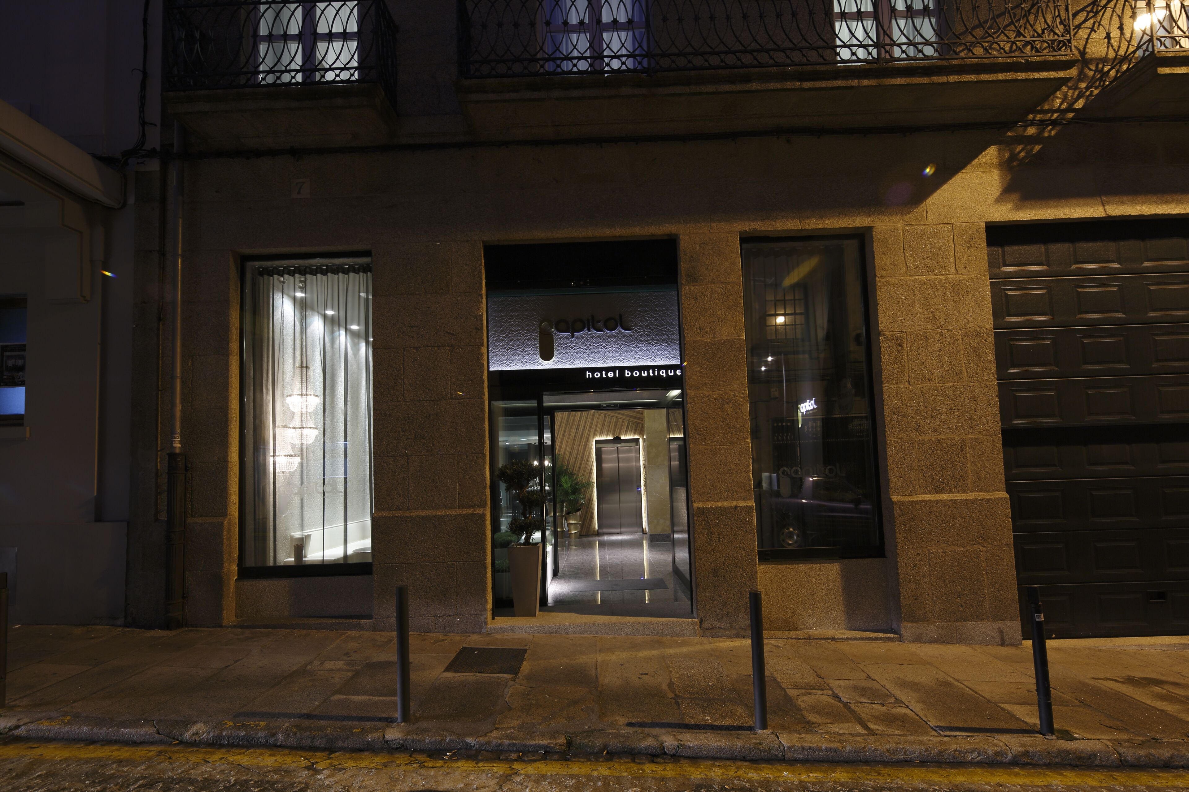 Vista frontal de la propiedad por la tarde o noche