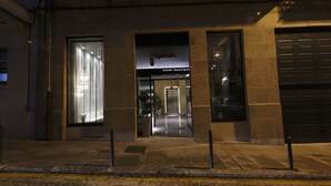 A hotel entrance with a glass facade, a visible elevator, and a garage door. - Capitol Boutique Hotel (Santiago de Compostela)