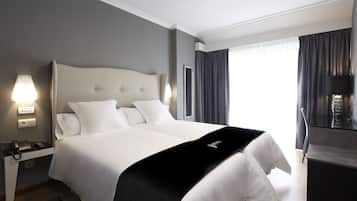 Kamer, 1 twee- of 2 eenpersoonsbedden | Luxe beddengoed, een minibar, een kluis op de kamer, een bureau