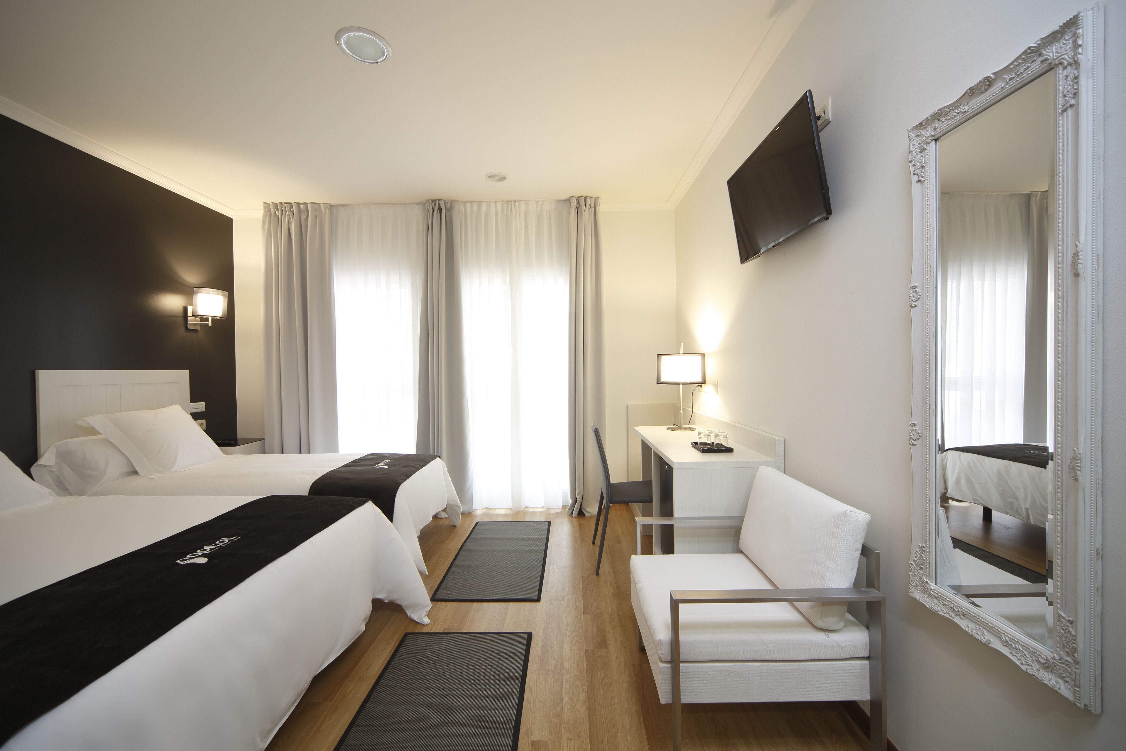 triple room | premium bedding, minibar, in-room safe, desk