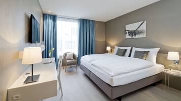 Quarto casal | Cofres nos quartos, escrivaninha, espaço de trabalho para notebook