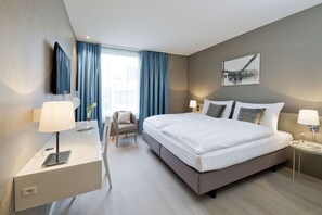 Habitación doble | Caja de seguridad en la habitación y escritorio