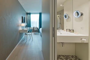 Zimmersafe, Schreibtisch, laptopgeeigneter Arbeitsplatz