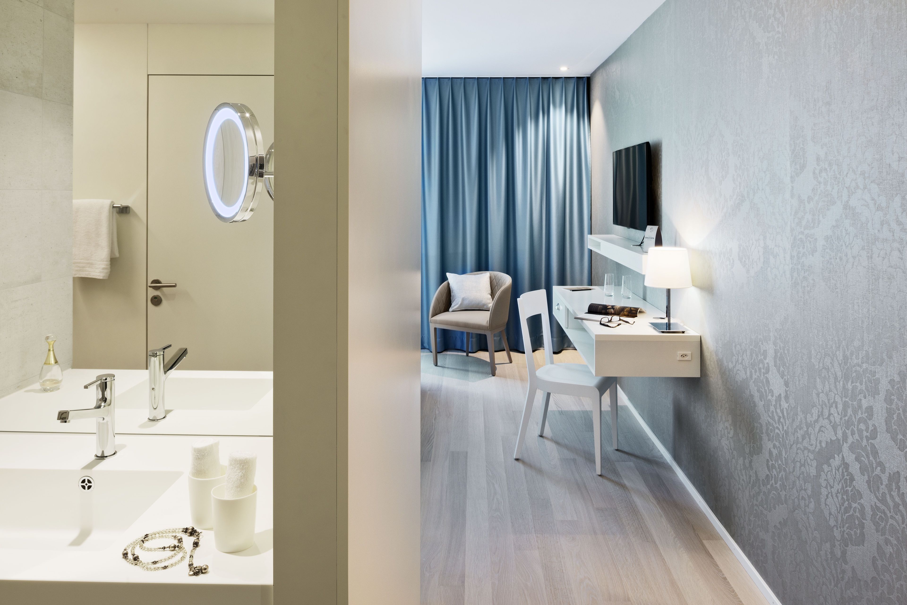 Habitació doble | Caixa forta a l'habitació i escriptori 