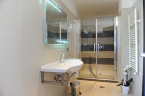 Deluxe Triple Room | Bathroom | Shower, free toiletries, hair dryer, bathrobes - Hotel Ristorante La Campagnola (Cassino)