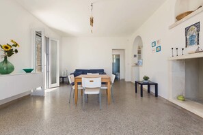 Apartment, 2 Bedrooms | In-room dining