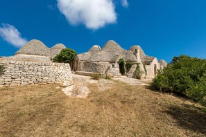 Exterior - Trulli di Monte Reale (Ostuni)