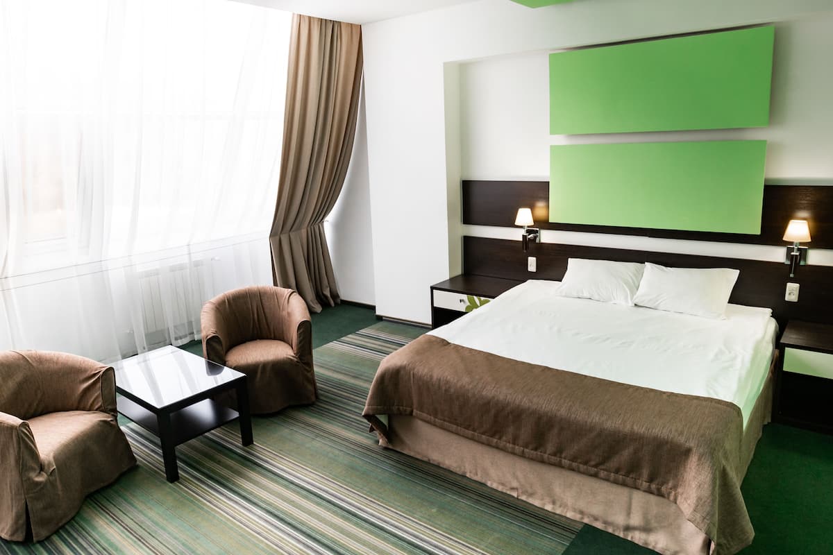 Quarto casal superior | 1 quarto, frigobar, cofres nos quartos, Wi-Fi de cortesia