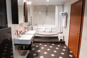Badewanne, kostenlose Toilettenartikel, Haartrockner, Hausschuhe