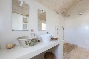Villa, 3 habitaciones | Baño | Ducha, secador de pelo y bidé
