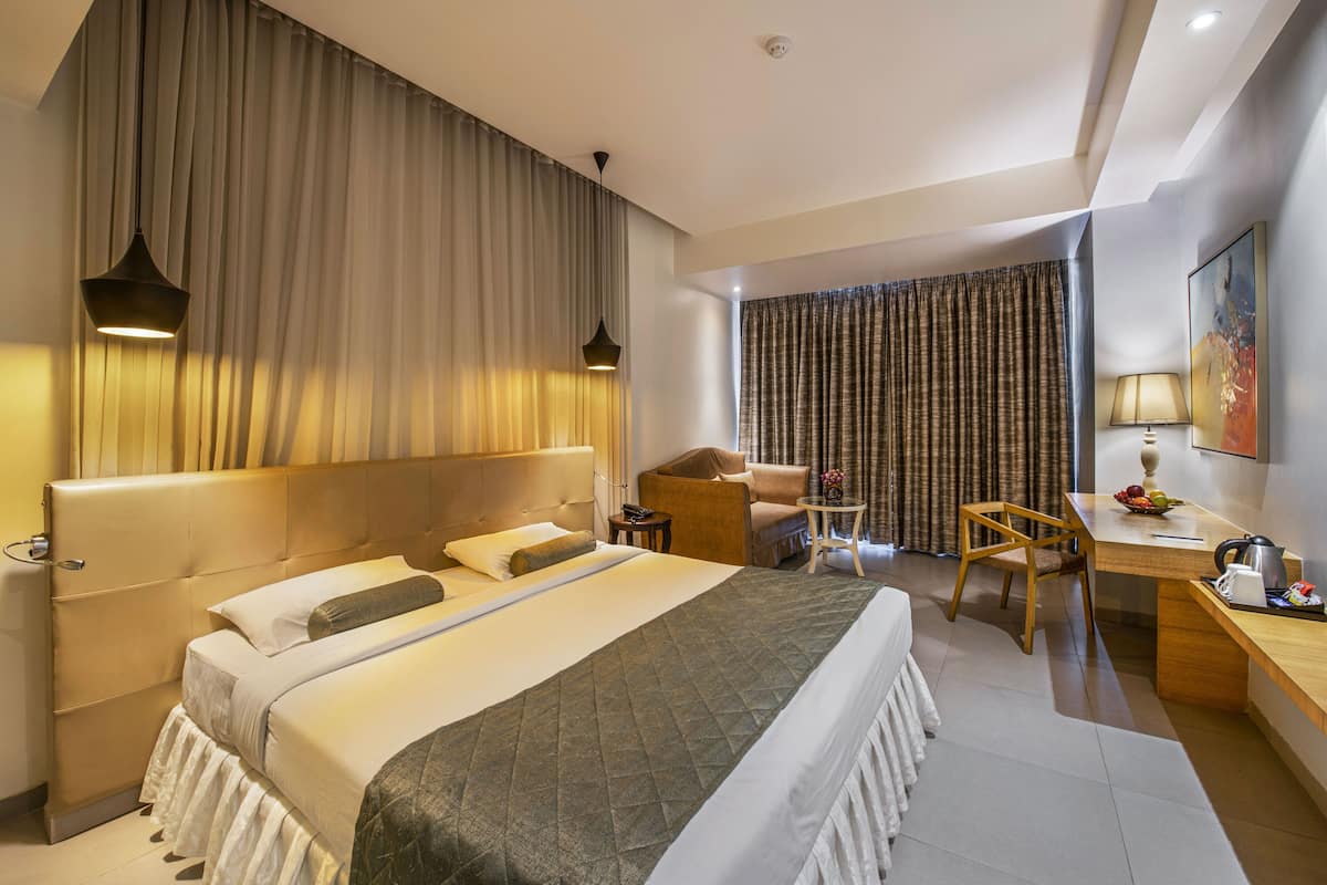 Premier Room | Peti besi dalam bilik, meja, ruang kerja komputer riba 