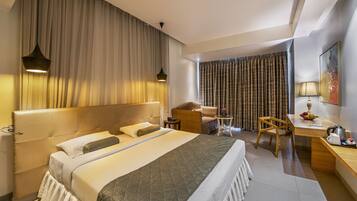 خزنة داخل الغرفة وبديكورات فريدة لكل غرفة وطراز فريد لكل وحدة ومكتب