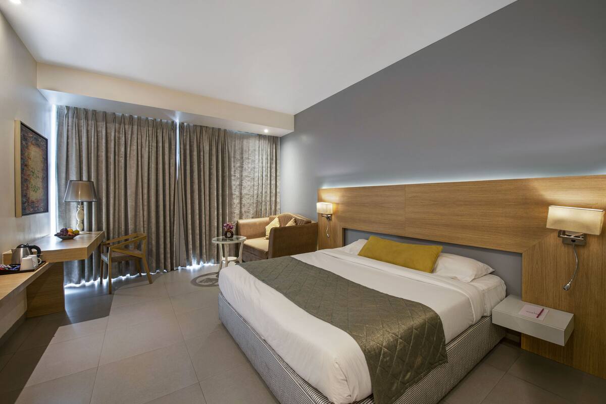 Superior Room | Peti besi dalam bilik, meja, ruang kerja komputer riba 