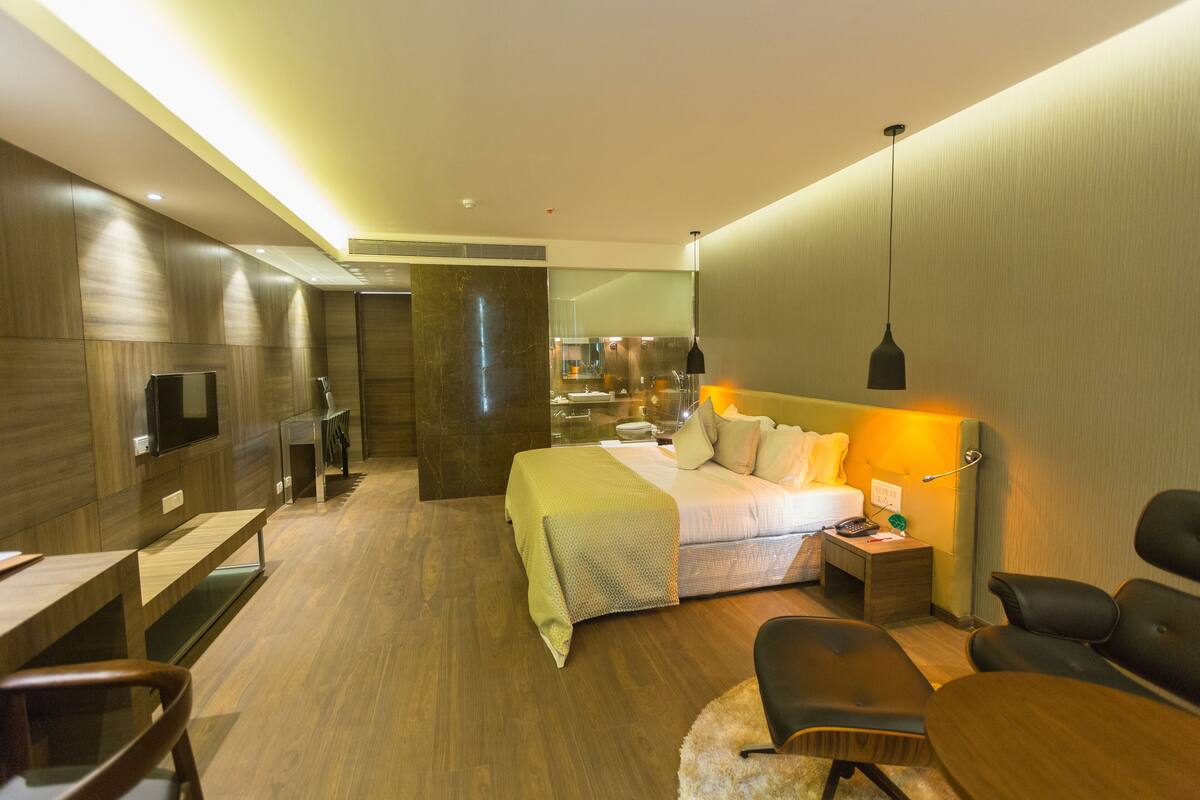 Junior Studio Suite | Peti besi dalam bilik, meja, ruang kerja komputer riba 