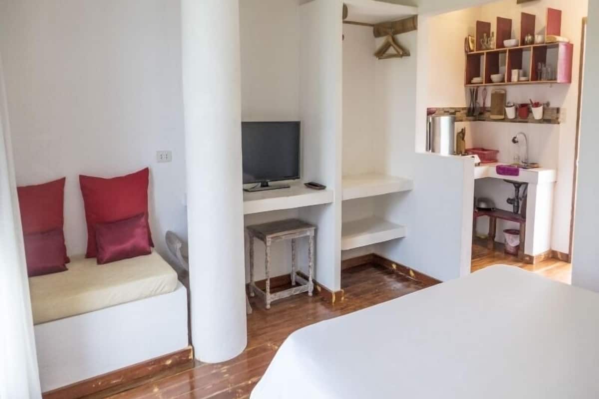 Studio, 1 King Bed, Balcony