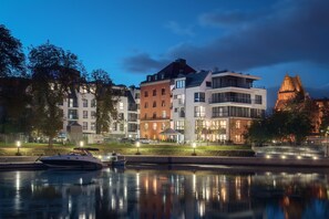 Depan hartanah - siang/malam