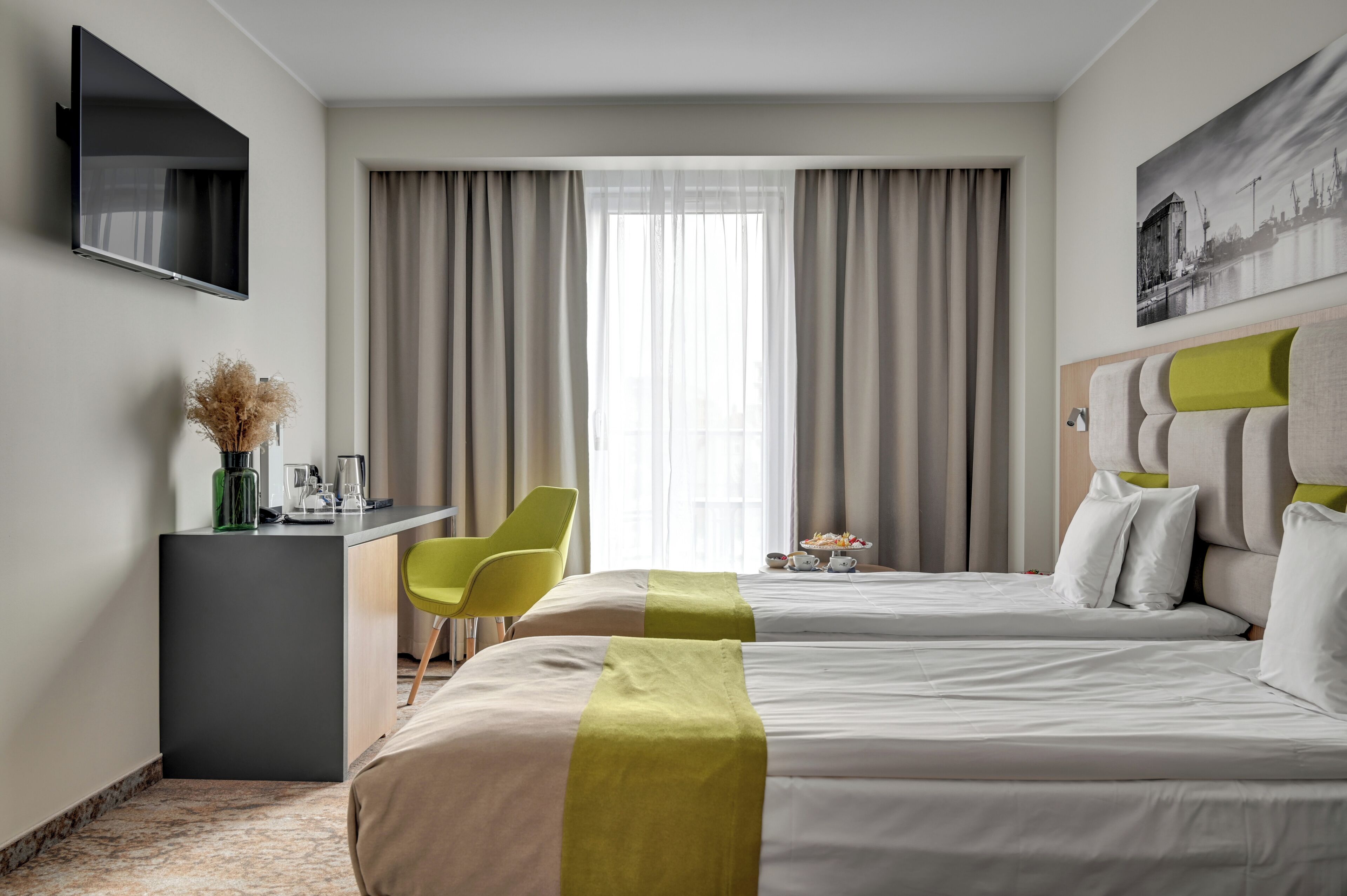 Habitación clásica con 2 camas individuales, 2 camas individuales | Minibar, caja fuerte, escritorio y cortinas opacas