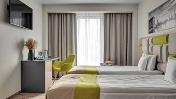 Habitación clásica con 2 camas individuales, 2 camas individuales | Minibar, caja fuerte, escritorio y cortinas opacas