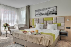 Superior-herbergi fyrir tvo | Míníbar, öryggishólf í herbergi, skrifborð, myrkratjöld/-gardínur