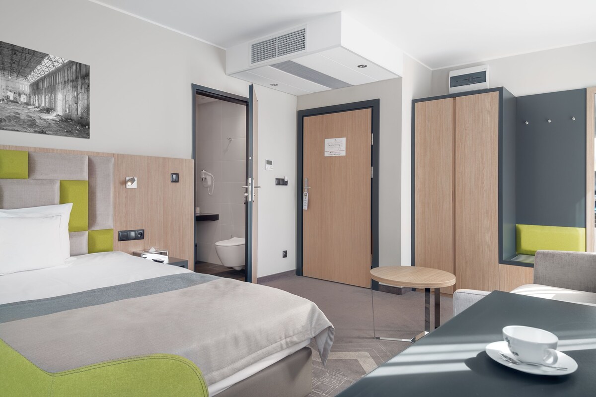 Minibar, safe på rommet, skrivebord og blendingsgardiner