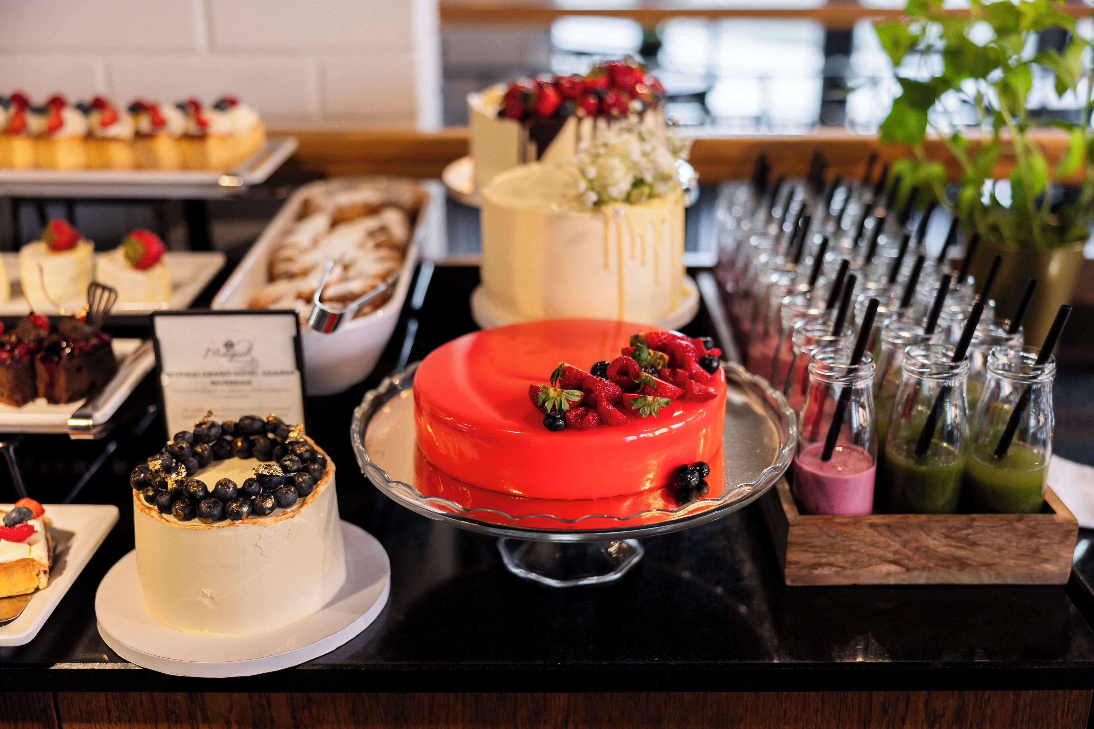 Buffet amb diferents postres, incloses pastissos i tarts de fruita.