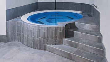 Indoor spa tub
