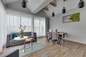 Íbúð - 1 svefnherbergi - verönd | Míníbar, öryggishólf í herbergi, skrifborð, myrkratjöld/-gardínur