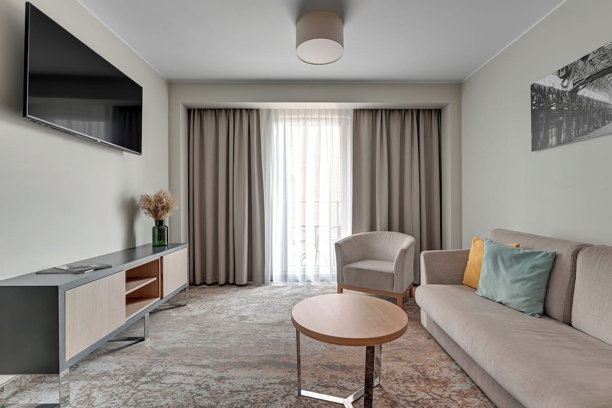 Junior Studio | Minibar, in-room safe, desk, blackout drapes